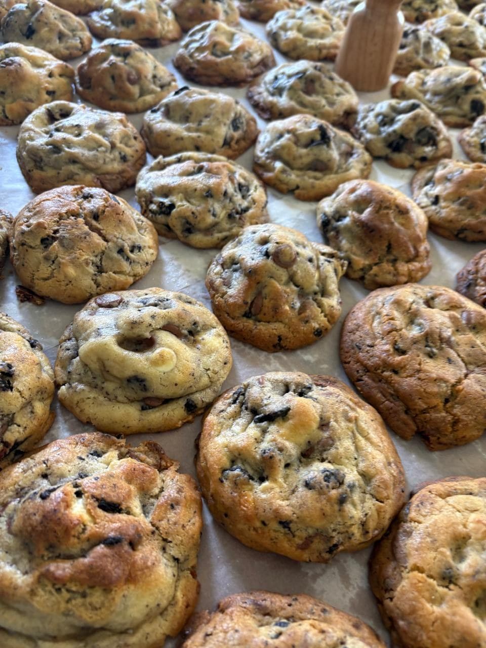 a tray of freshly baked brune cookies